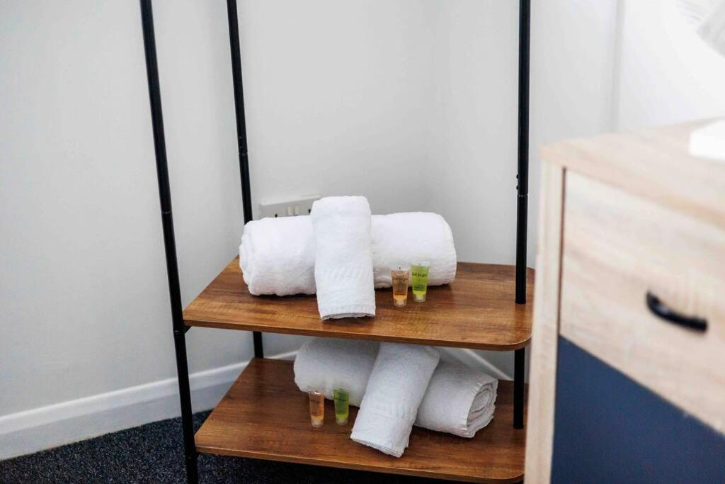 2 Bedroom House-Driveway - Bournemouth Hospital - Long Stay Discounts - Lima Apartments Ltd Eksteriør bilde