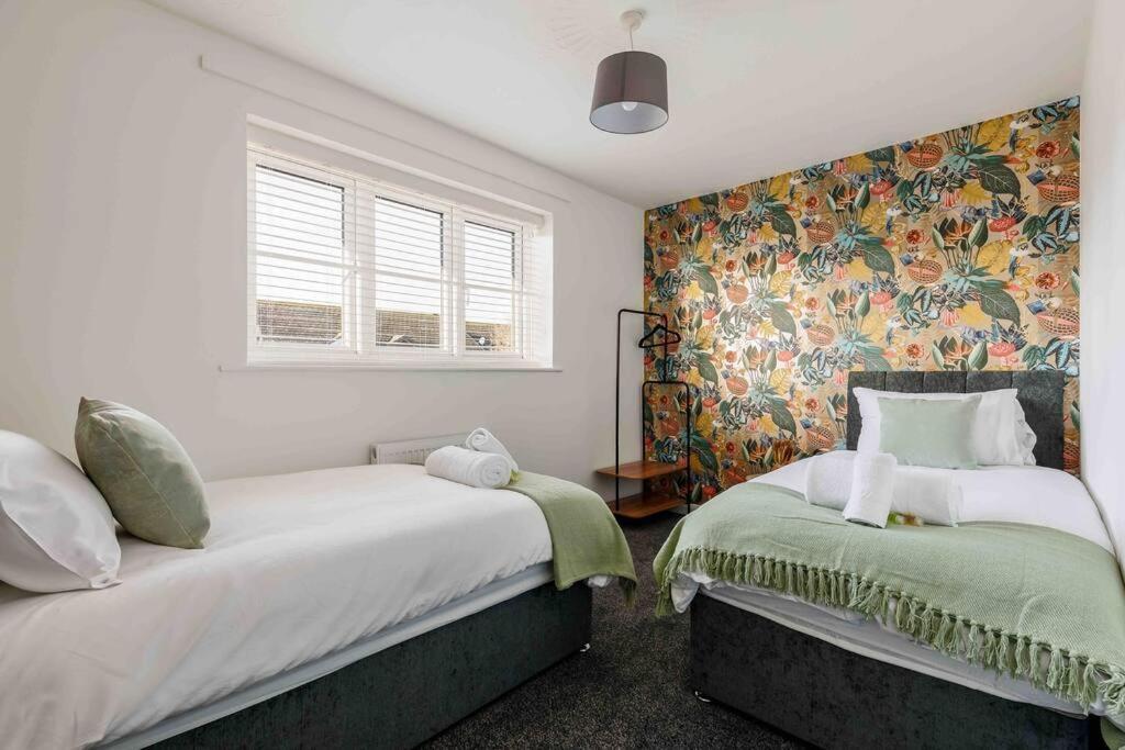 2 Bedroom House-Driveway - Bournemouth Hospital - Long Stay Discounts - Lima Apartments Ltd Eksteriør bilde