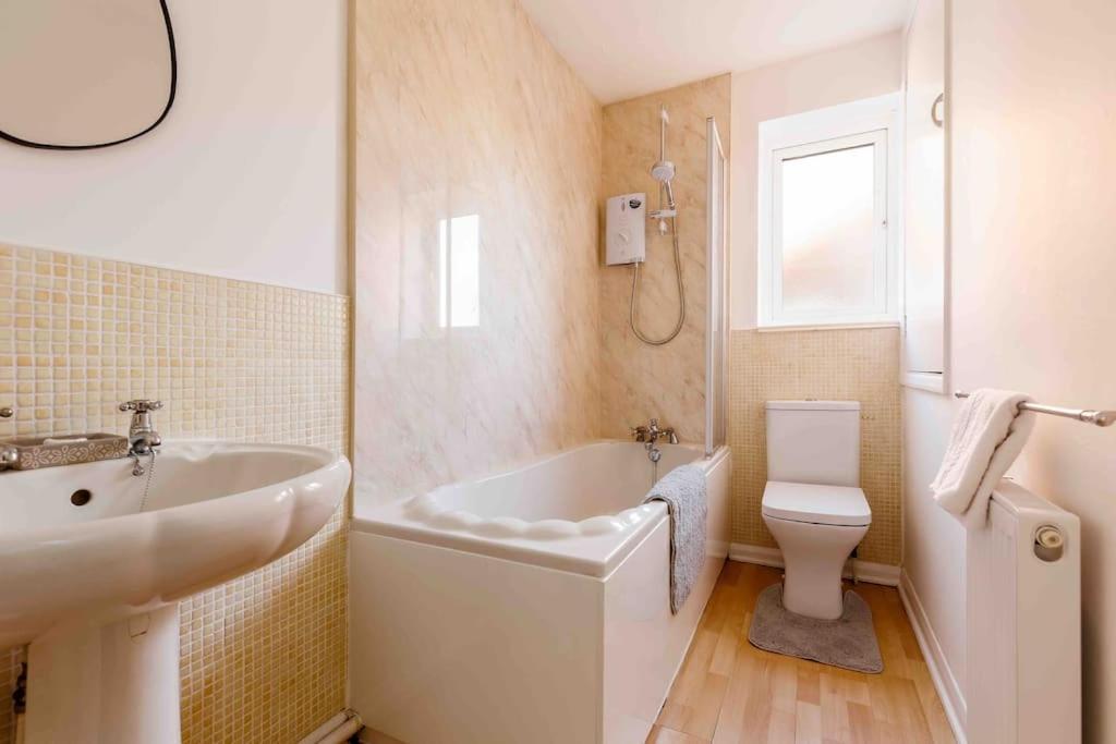 2 Bedroom House-Driveway - Bournemouth Hospital - Long Stay Discounts - Lima Apartments Ltd Eksteriør bilde