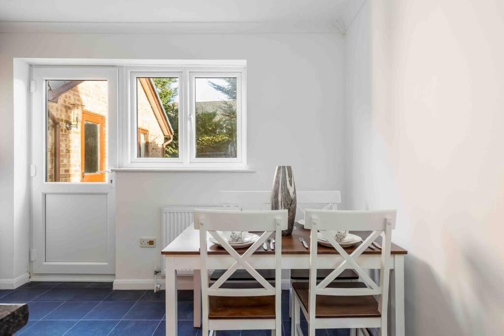 2 Bedroom House-Driveway - Bournemouth Hospital - Long Stay Discounts - Lima Apartments Ltd Eksteriør bilde