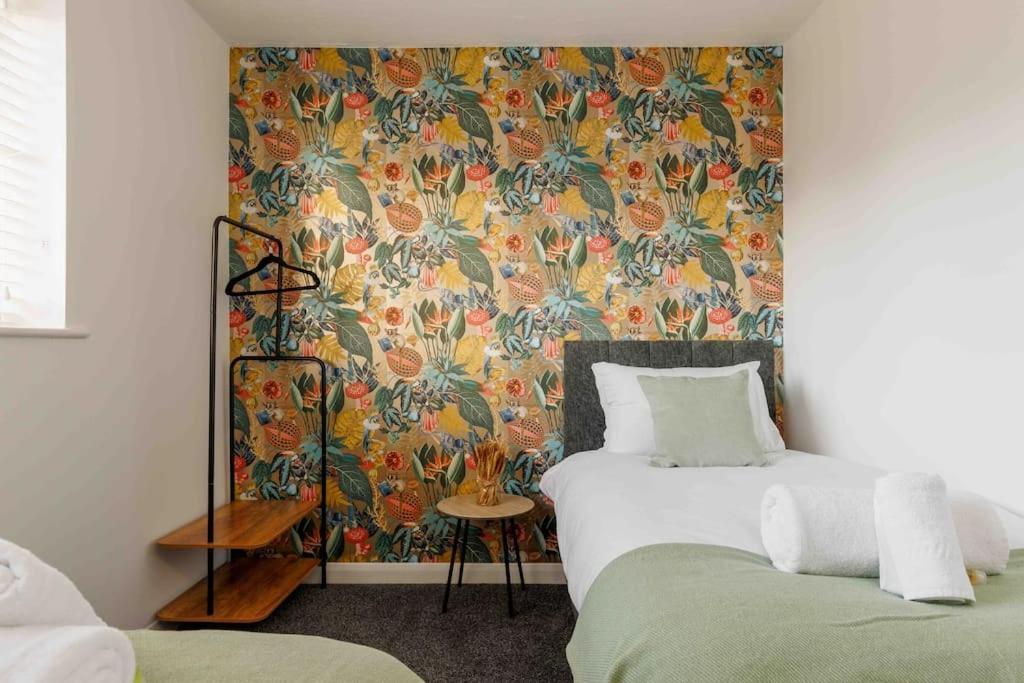2 Bedroom House-Driveway - Bournemouth Hospital - Long Stay Discounts - Lima Apartments Ltd Eksteriør bilde